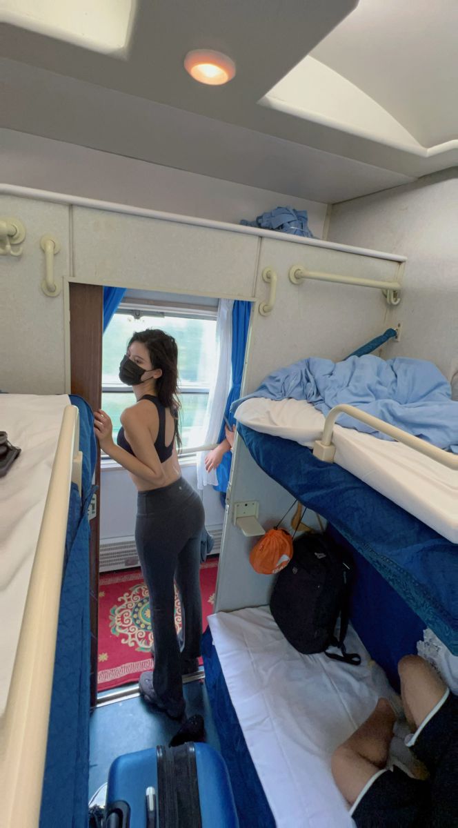 美女模特就是阿朱啊 – 火车卧铺插图