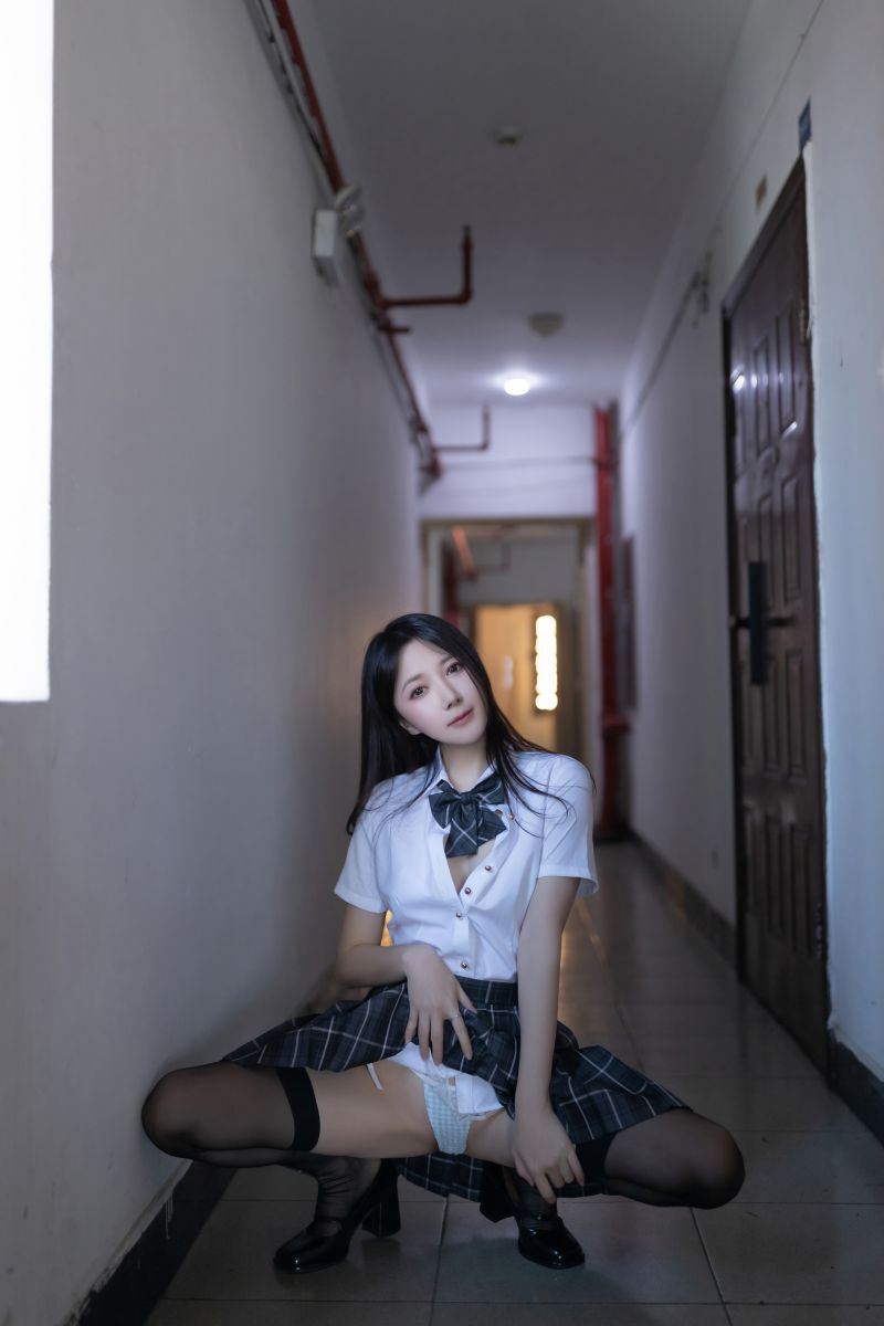秀人名模鱼子酱Fish《碎衬衫》写真插图1
