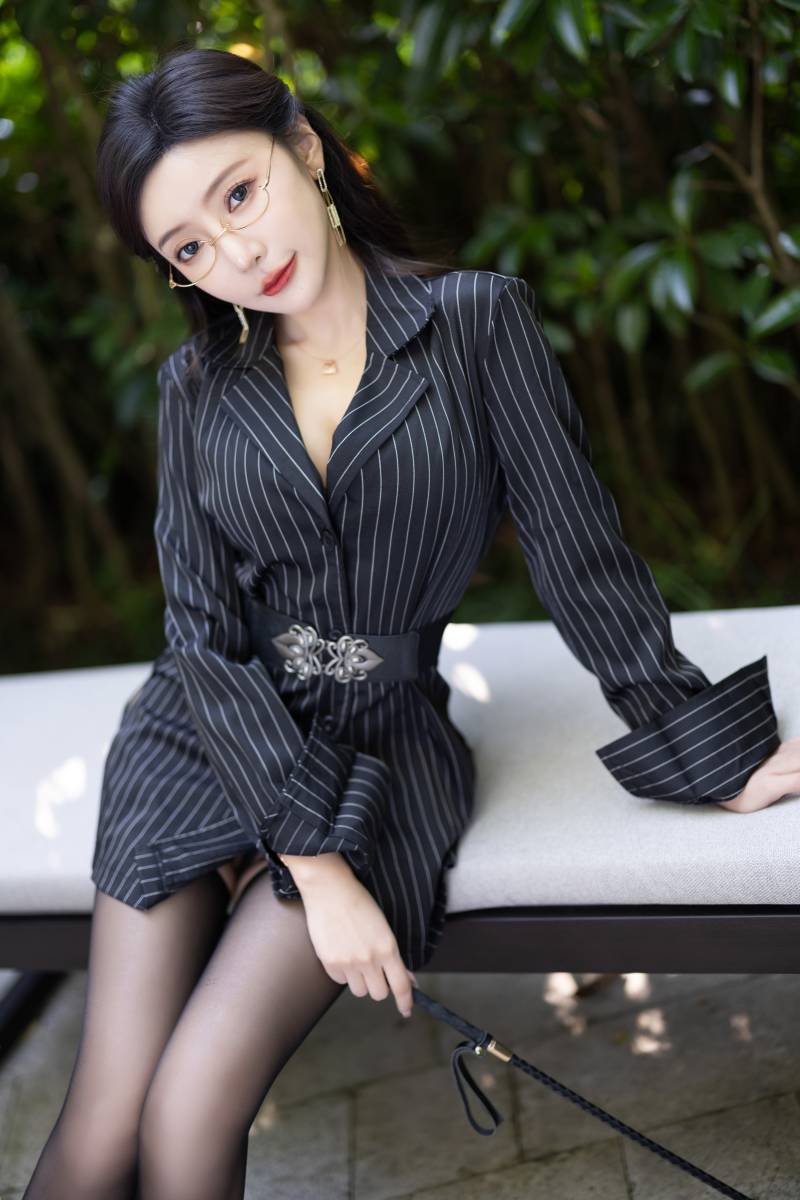 王馨瑶Yanni – 黑色条纹御姐插图1