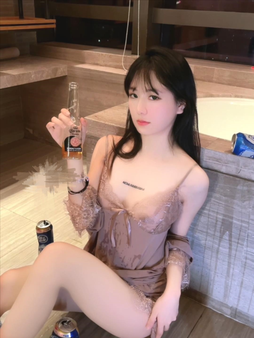 秀人模特 谢小蒽 浴缸啤酒【2V】插图1