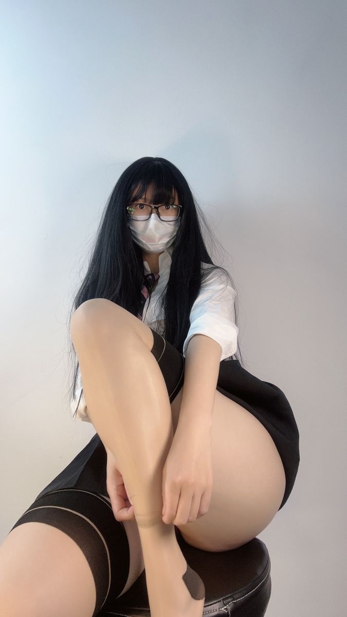 【微密圈】俏妞qiaoniuTT-制服系列 [15P1V-68MB]插图1