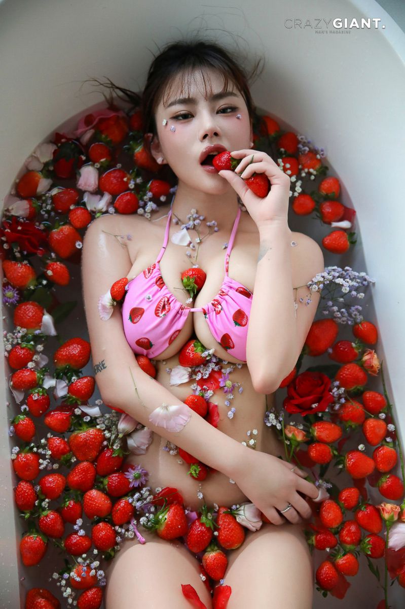 [CRAZY GIANT] BANI - Strawberry Vibes[78P／571MB]插图1