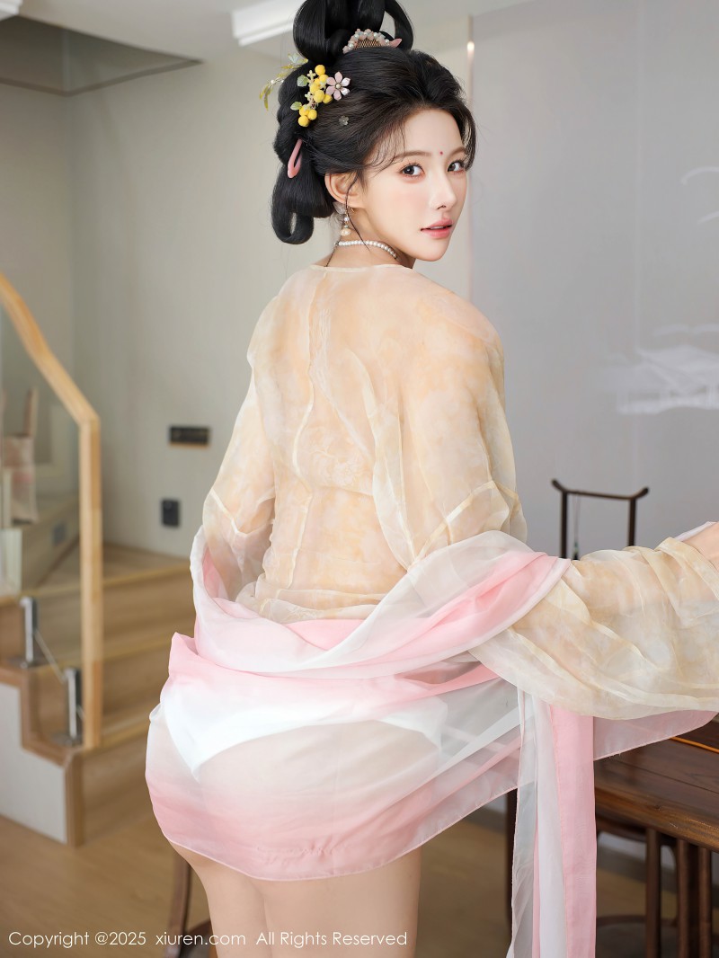 [XIUREN秀人网] 2025.08.13 NO.10645 梨霜儿 浅色古装服饰插图