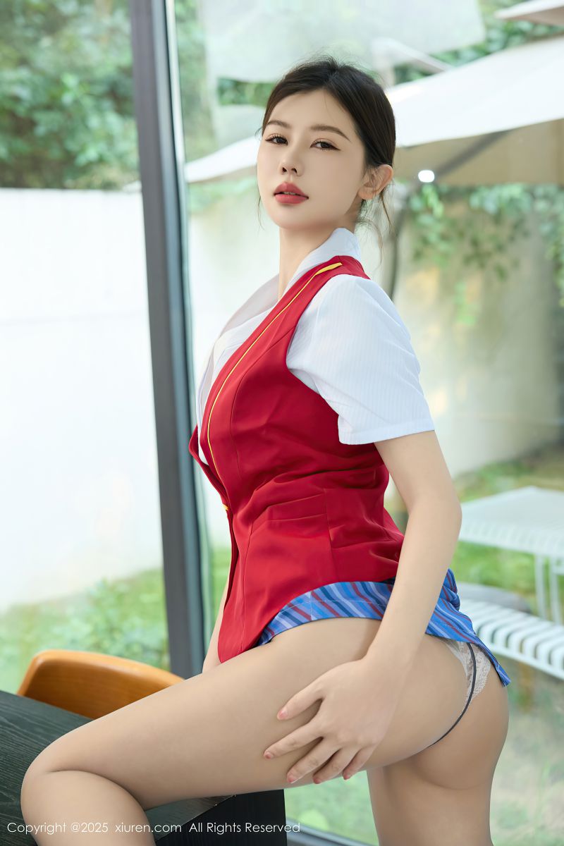 [XIUREN秀人网] 2025.08.28 NO.10703 尹甜甜 红色乘务员制服插图1