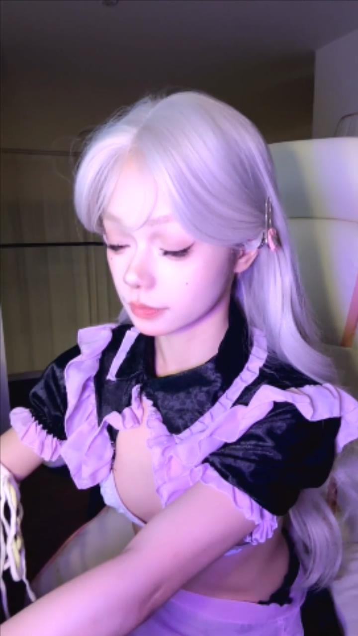 高颜值纯欲少女黑白双丝女仆装直播【2V】插图